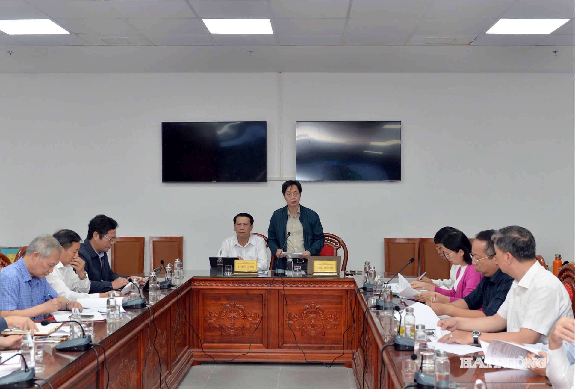 Comrade Nguyen Trong Tue, Head of the Economic - Budget Committee, City People's Council spoke at the conference.