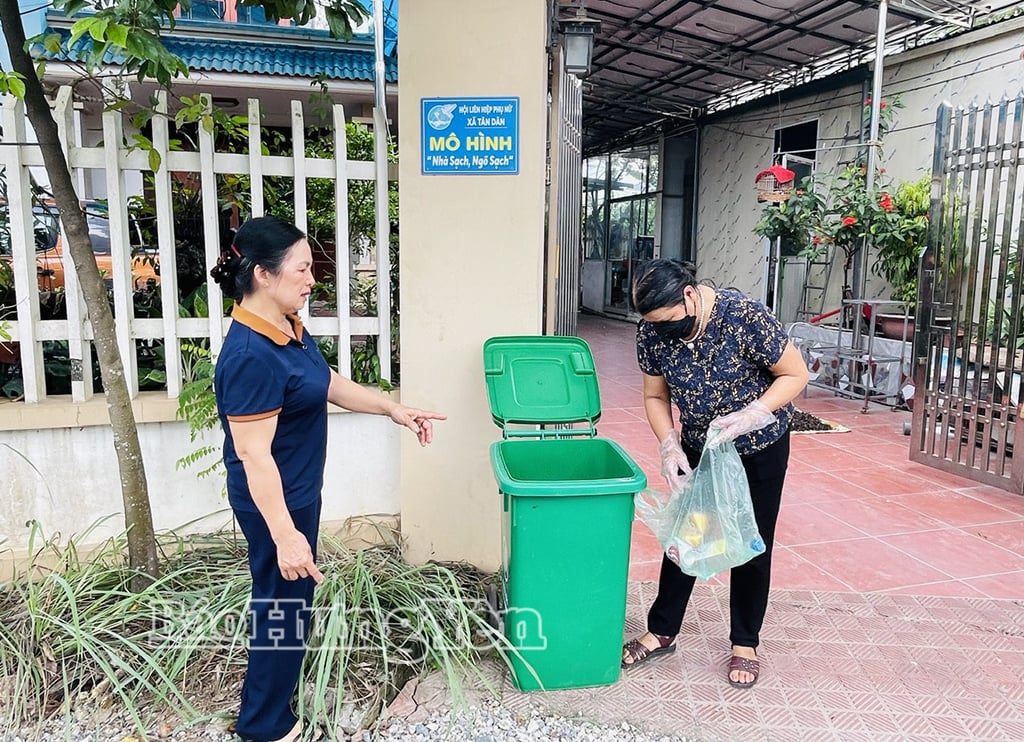 Kvinnor i Trieu Viet Vuong kommun sorterar avfall i hushållen.
