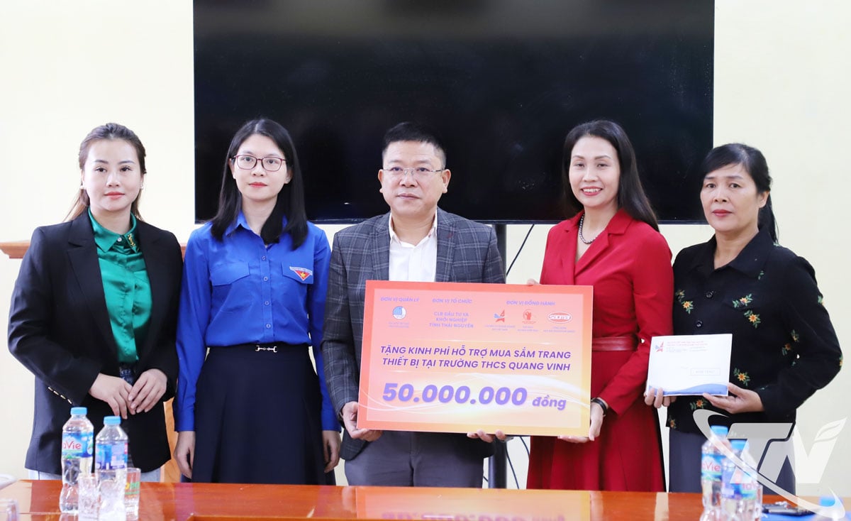 Clubul de Investiții și Startup-uri din provincia Thai Nguyen sprijină Școala Gimnazială Quang Vinh cu 50 de milioane de VND.