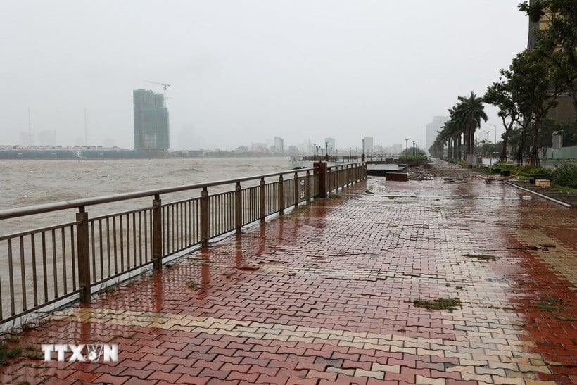 O nível da água do Rio Han subiu e grandes ondas, com mais de 3 metros de altura, atingiram continuamente o dique. (Foto: Anh Dung/VNA)