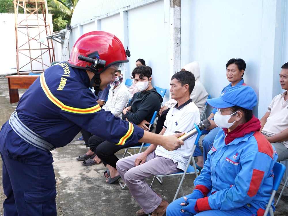 Cảnh sát PCCC và CNCH trao đổi kinh nghiệm xử lý khi xảy ra cháy, nổ tại cửa hàng xăng dầu