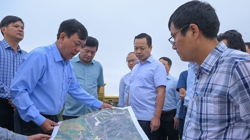 Pemimpin Jawatankuasa Parti Wilayah dan Jawatankuasa Rakyat wilayah Dien Bien memeriksa kemajuan pembinaan di Projek Pengurusan Pelbagai Bencana Lembangan Sungai Nam Rom. (Foto: DIEP CHI)
