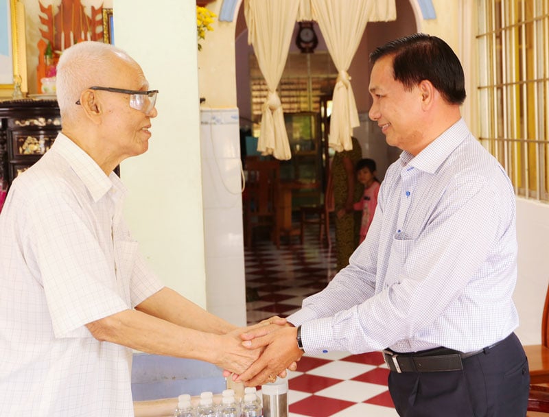 Provinspartiets sekreterare Tran Van Lau besökte kamrat Lam Phu.