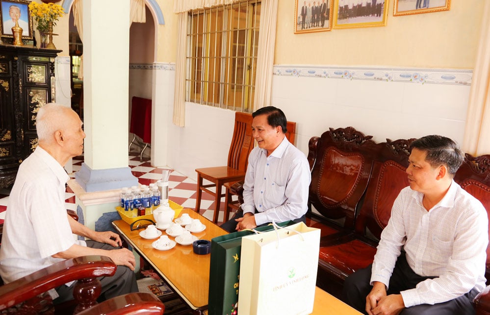 Provinspartisekreteraren Tran Van Lau informerade kamrat Lam Phu om provinsens socioekonomiska situation.