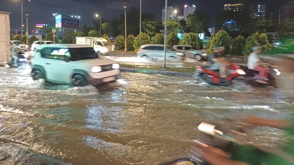 Mareea înaltă a provocat inundații adânci pe strada Nguyen Van Linh - Nguyen Thi Thap, cartierul Tan My, orașul Ho Chi Minh, în seara zilei de 23 octombrie. Fotografie: NGUYEN HUU