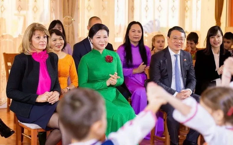 As duas moças apreciaram as apresentações das crianças, com canções vietnamitas e búlgaras ressoando e agitando o ambiente. (Foto: VNA) Hai Phu nhân cùng thưởng thức các tiết mục văn nghệ do các em nhỏ biểu diễn, với những khúc ca Việt Nam và Bulgaria ngân vang, rộn rã. (Ảnh: TTXVN)