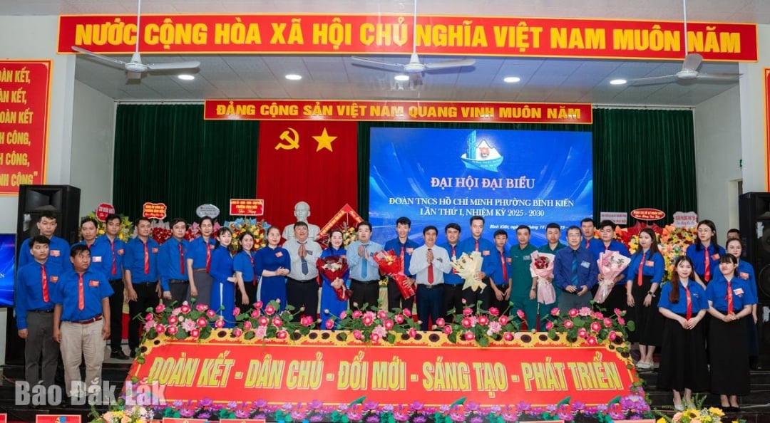 គណៈកម្មាធិការប្រតិបត្តិនៃសម្ព័ន្ធយុវជនសង្កាត់ Binh Kien អាណត្តិទី១ ឆ្នាំ ២០២៥ - ២០៣០ ត្រូវបានណែនាំដល់សមាជ។
