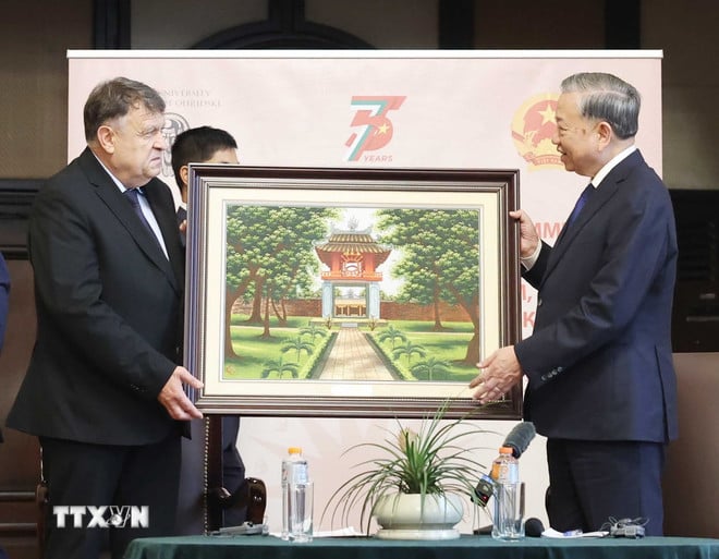 ttxvn-tong-bi-thu-to-lam-phat-bieu-chinh-sach-tai-dai-hoc-sofia-1.jpg