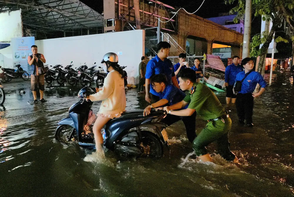 Lực lượng công an và Đoàn viên thanh niên TP Cần Thơ hỗ trợ người dân gẵp khó khăn  trong triều cường.jpg