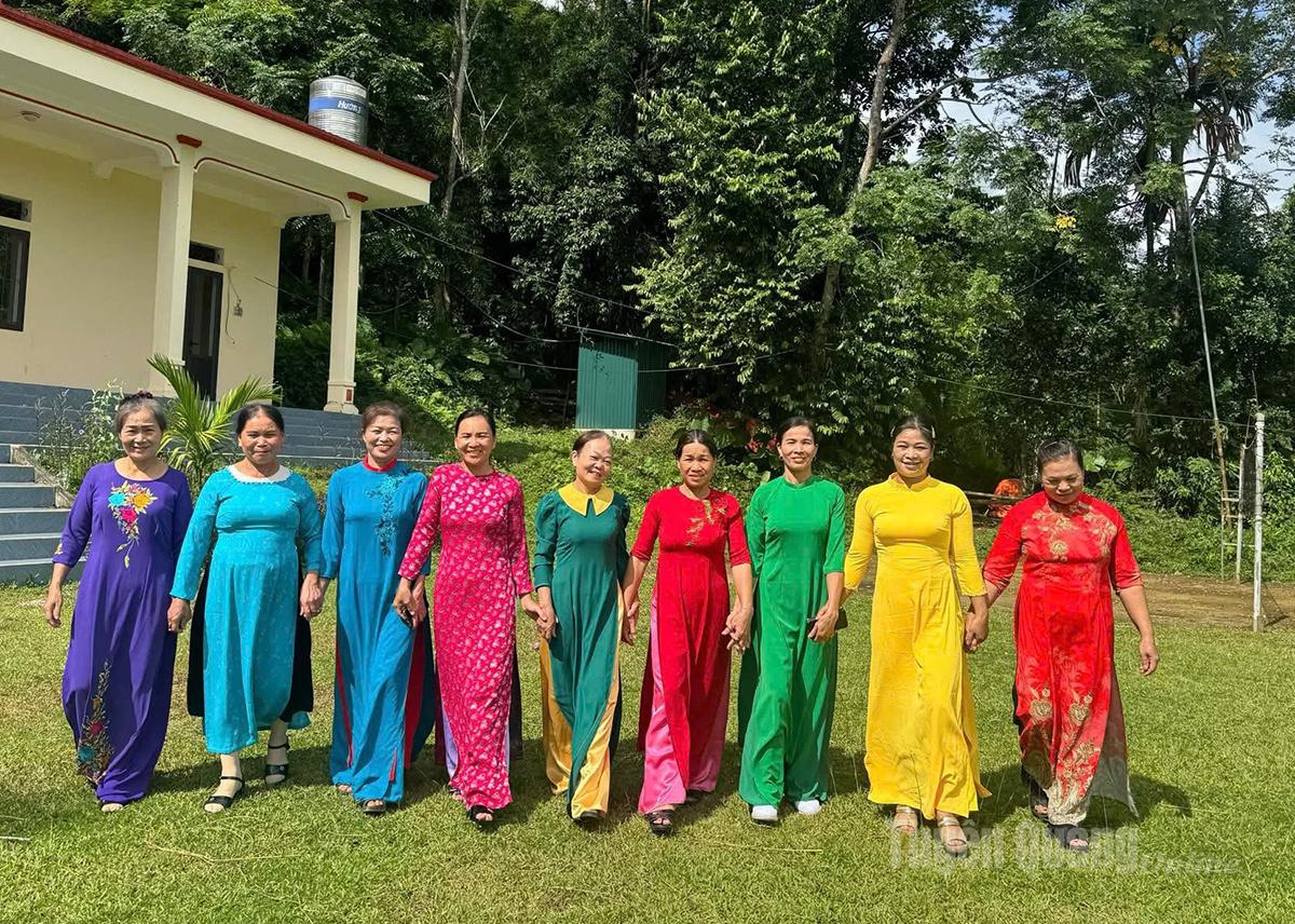 Phụ nữ xã Tân An duyên dáng trong tà áo dài.