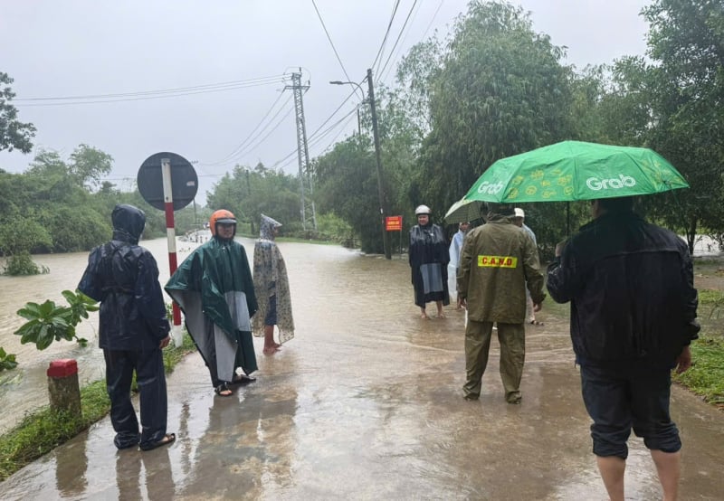 Hujan deras menyebabkan banyak rute lalu lintas di Hue terendam banjir, Jalan Raya Nasional 49 runtuh -0