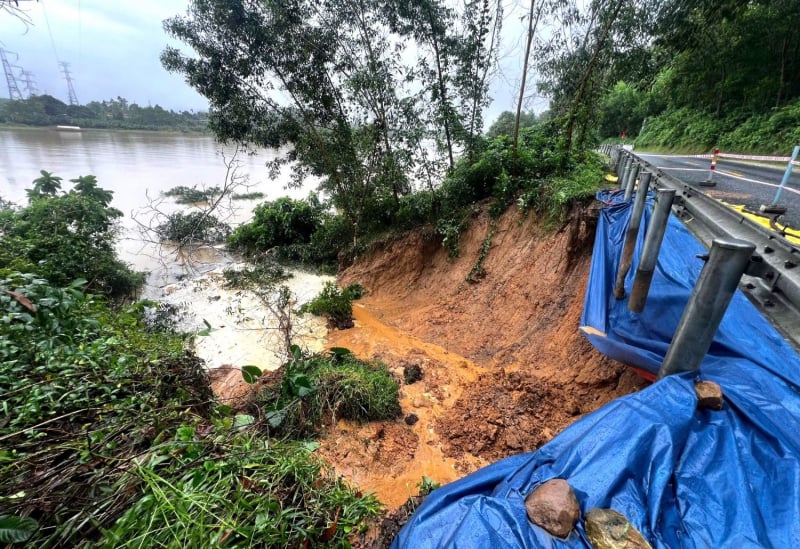 Hujan deras menyebabkan banyak rute lalu lintas di Hue terendam banjir, Jalan Raya Nasional 49 runtuh -0