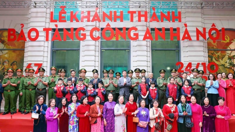 Des représentants des dirigeants de la ville de Hanoi, de nombreuses personnes de tous horizons et des étudiants de la capitale ont assisté à la cérémonie d'inauguration.