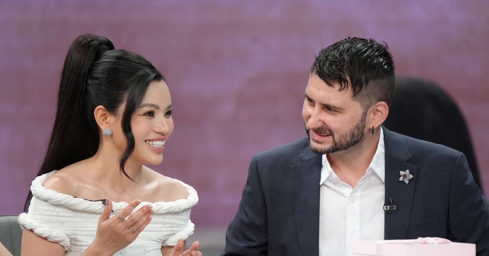 Món quà đặc biệt chồng Tây tặng ca sĩ Hiền Nguyễn trên sóng VTV