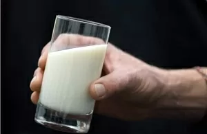 Espalhar informações falsas sobre leite não pasteurizado nas redes sociais