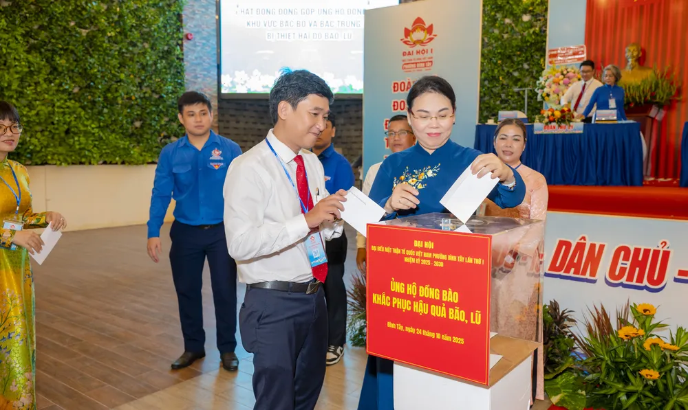 Các đại biểu quyên góp ủng hộ đồng bào khắc phục hậu quả bão, lũ.jpg