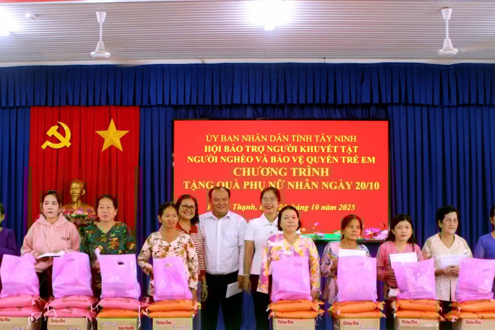 Chủ tịch Hội đồng quản trị trường Trung cấp Á Châu và lãnh đạo xã Phước Thạnh tặng quà cho phụ nữ xã