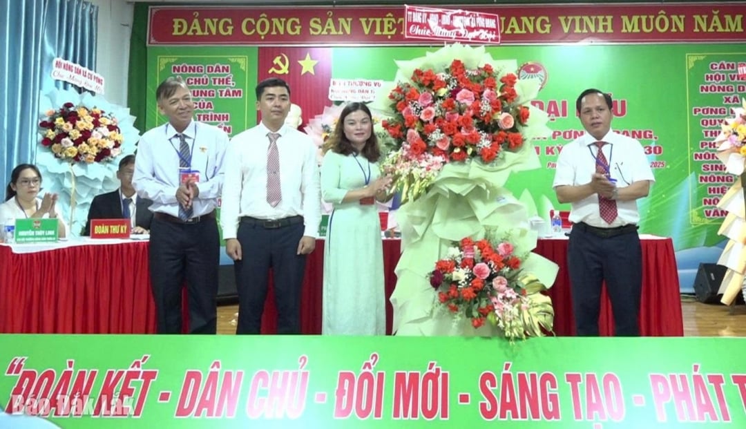 Phó Bí thư Thường trực Đảng ủy xã Pơng Drang Nguyễn Đức Lĩnh tặng hoa chúc mừng đại hội.