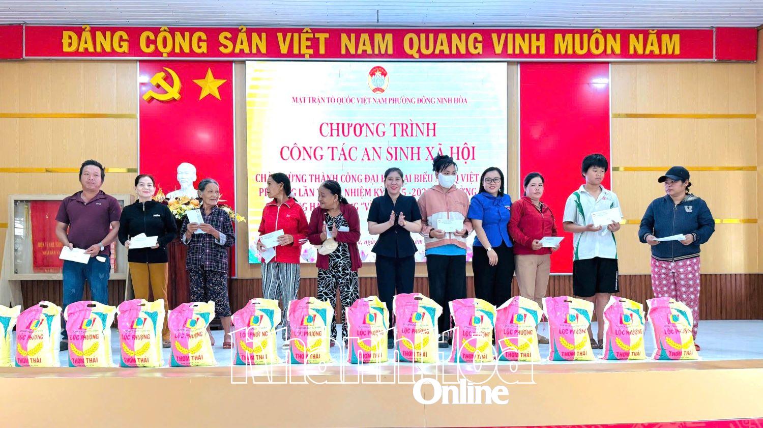Ledare för Vietnams fosterlandsfrontskommitté i Dong Ninh Hoa-distriktet överlämnade gåvor till folket
