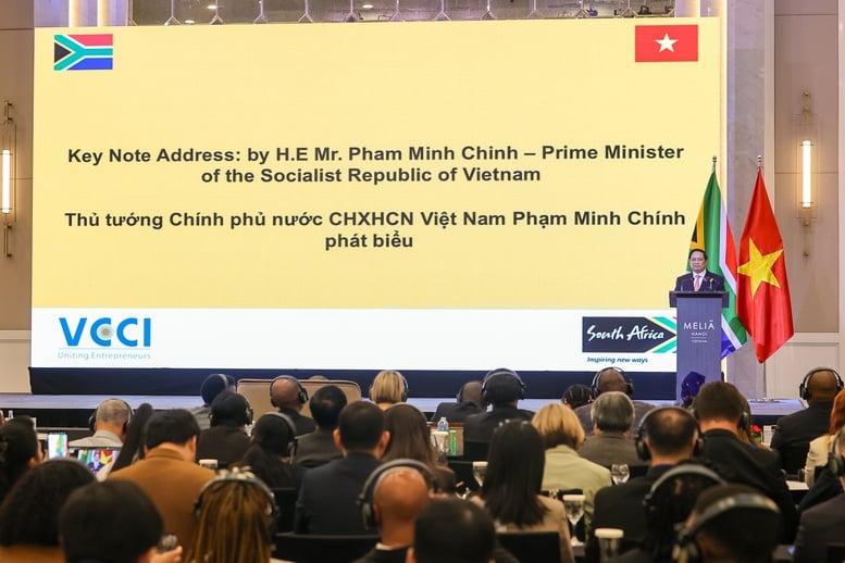 Premiärminister Pham Minh Chinh och Sydafrikas president uppmanar företag i de två länderna att främja sammankoppling och investeringar - Foto 3. Thủ tướng Phạm Minh Chính và Tổng thống Nam Phi kêu gọi doanh nghiệp 2 nước đẩy mạnh kết nối, đầu tư- Ảnh 3.