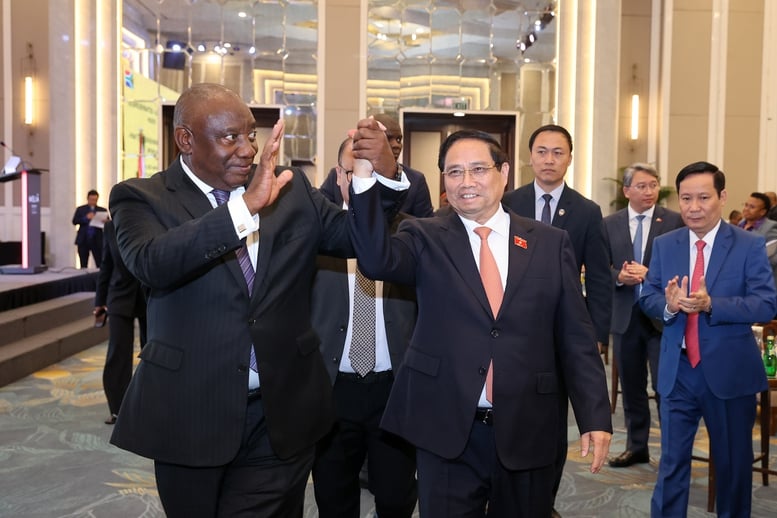 Premiärminister Pham Minh Chinh och Sydafrikas president uppmanar företag i de två länderna att främja sammankoppling och investeringar - Foto 5. Thủ tướng Phạm Minh Chính và Tổng thống Nam Phi kêu gọi doanh nghiệp 2 nước đẩy mạnh kết nối, đầu tư- Ảnh 5.