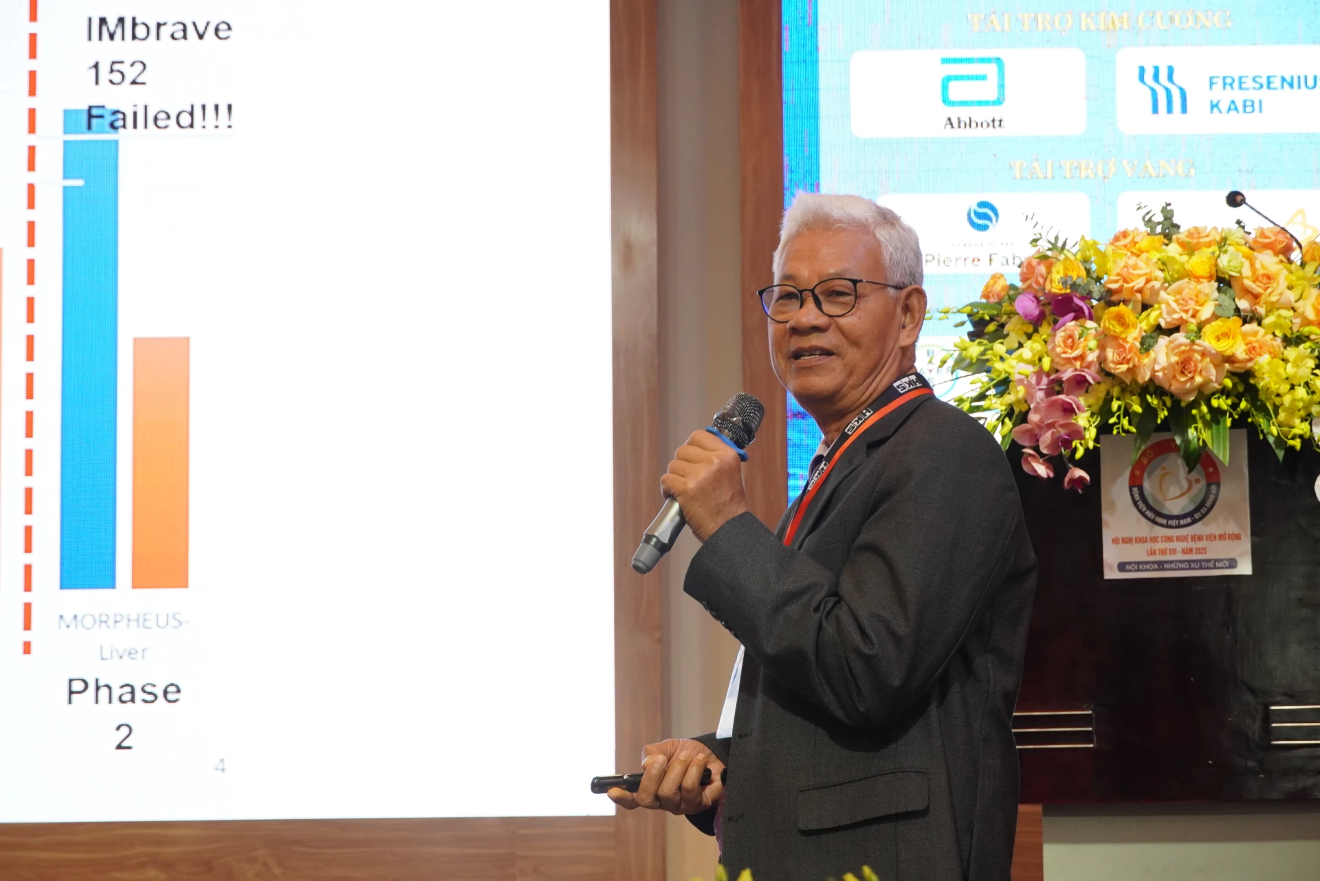 Außerordentlicher Professor, PhD, Doktor Nguyen Dai Binh präsentierte das Thema „Optimierung der lokalen Behandlung bei Leber- und Gallenkrebs“ – Foto: H.L.