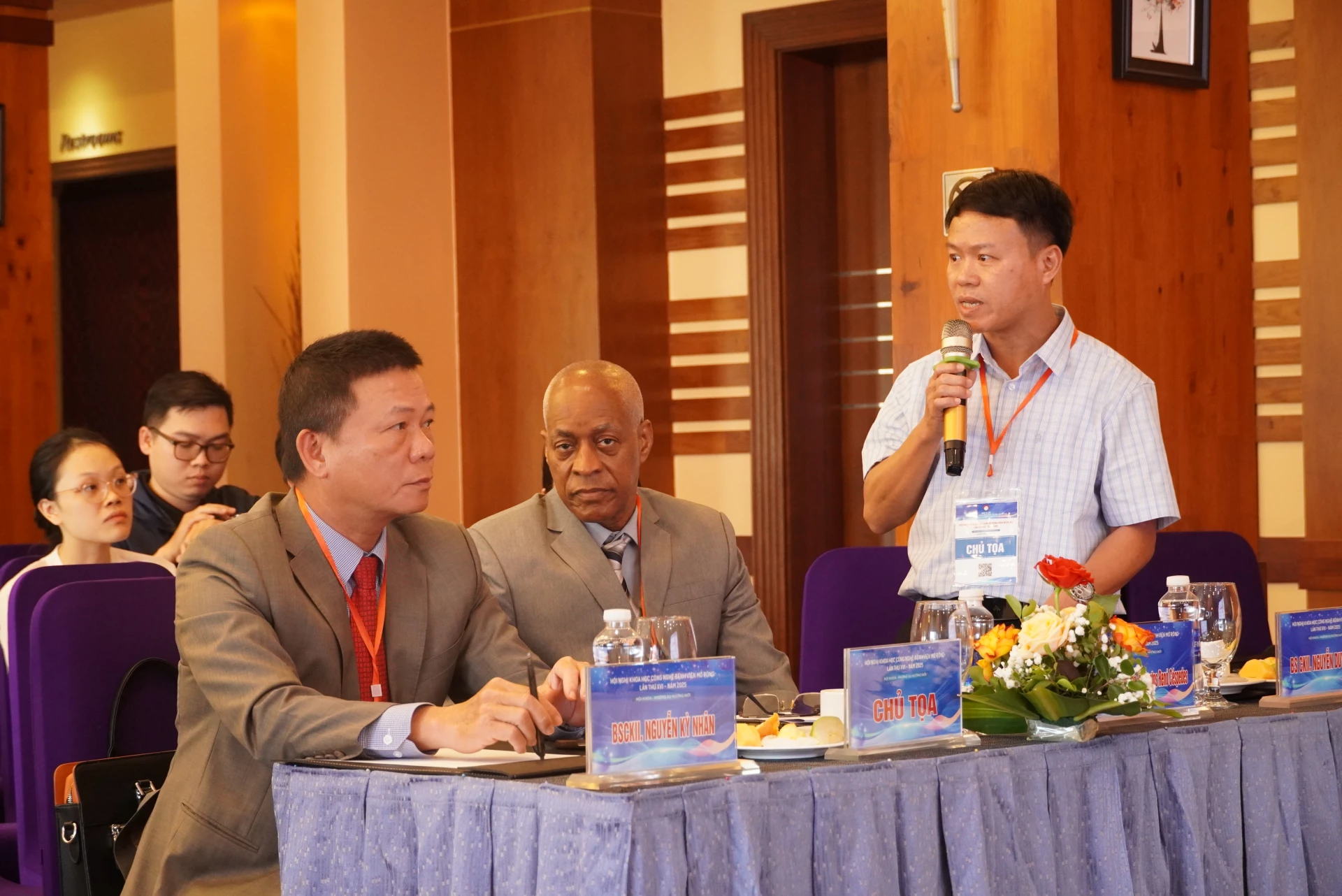 Außerordentlicher Professor, PhD, Doktor Nguyen Dai Binh präsentierte das Thema „Optimierung der lokalen Behandlung bei Leber- und Gallenkrebs“ – Foto: H.L.