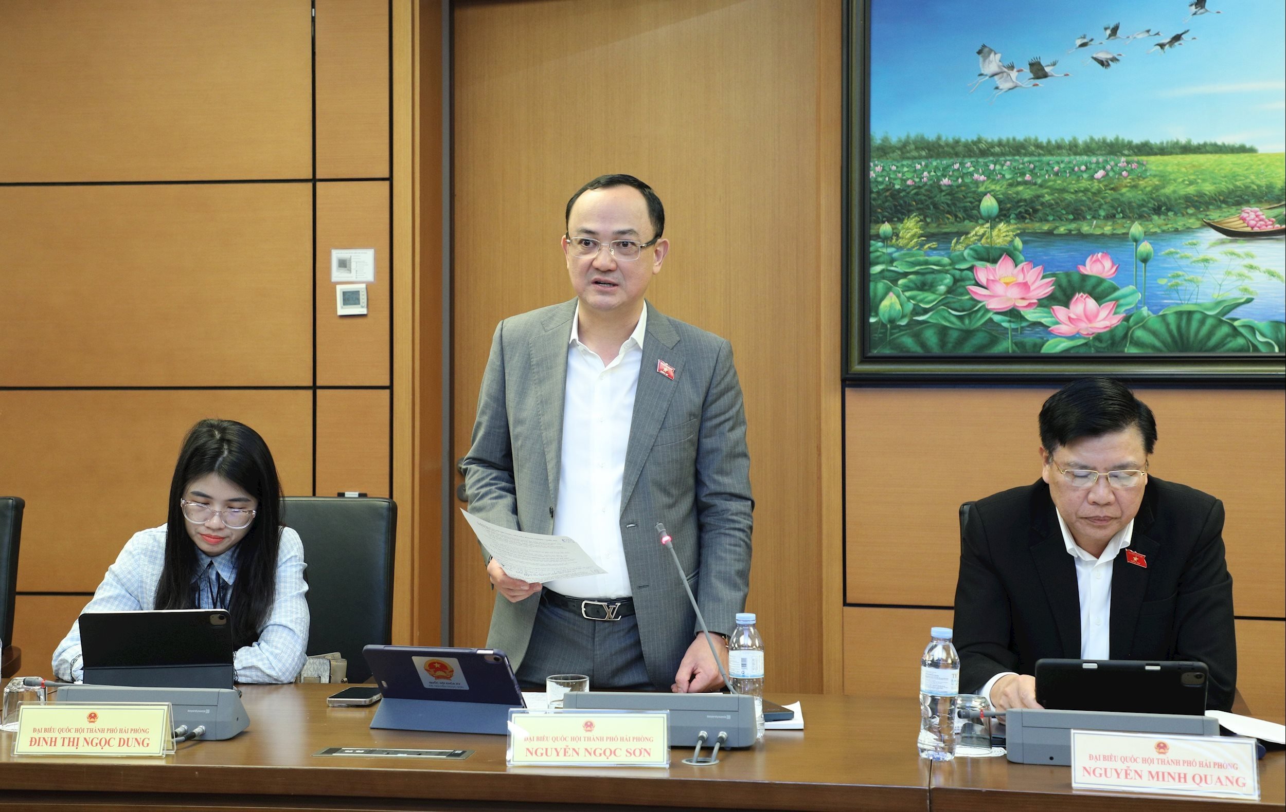 นายเหงียน หง็อก เซิน ผู้แทนรัฐสภา (เมืองไฮฟอง) กล่าวสุนทรพจน์ในการประชุมกลุ่มอภิปราย