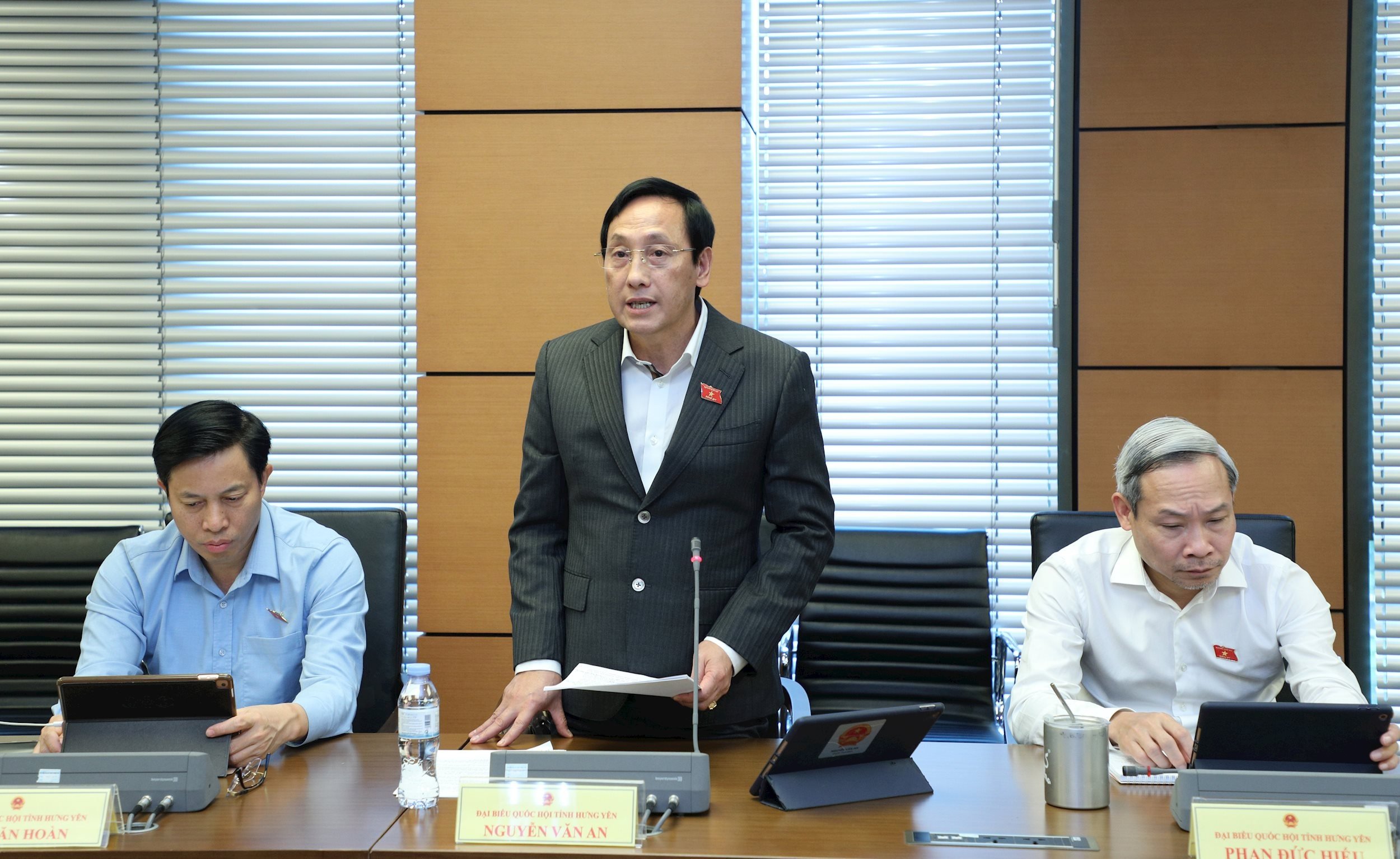 ผู้แทนรัฐสภาเหงียน วัน อัน (หุ่ง เยน) กล่าวสุนทรพจน์ในการประชุมกลุ่มอภิปราย