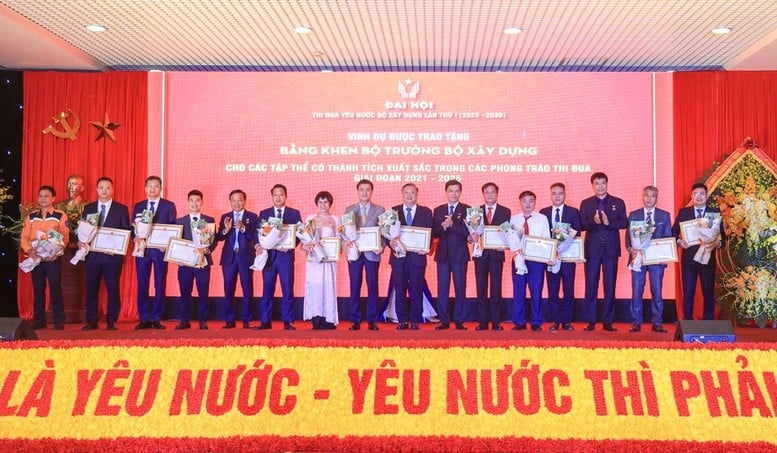 Kementerian Pembinaan: Emulasi patriotik, 'menjaga api' kecintaan terhadap profesion dalam tempoh baharu - Foto 3. Bộ Xây dựng: Thi đua yêu nước, 'giữ lửa' yêu nghề trong giai đoạn mới- Ảnh 3.