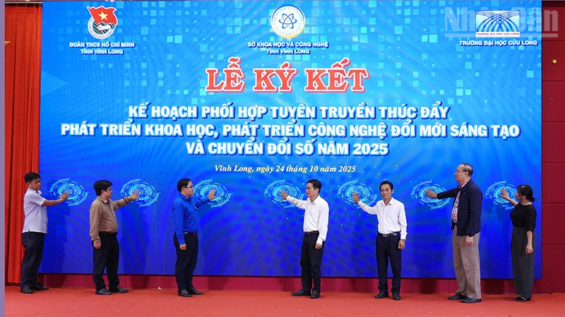 Die Delegierten führten die Zeremonie des Knopfdrucks durch, um das Programm zu starten.