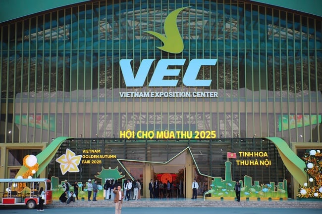 Mă grăbesc să termin standul, gata pentru Târgul de Toamnă 2025 - Fotografia 1. Gấp rút hoàn thiện gian hàng, sẵn sàng cho Hội chợ Mùa thu 2025 - Ảnh 1.