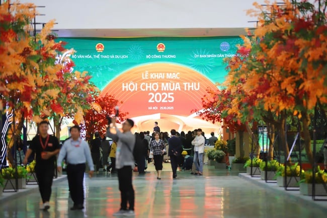 Mă grăbesc să termin standul, gata pentru Târgul de Toamnă 2025 - Fotografia 3. Gấp rút hoàn thiện gian hàng, sẵn sàng cho Hội chợ Mùa thu 2025 - Ảnh 3.