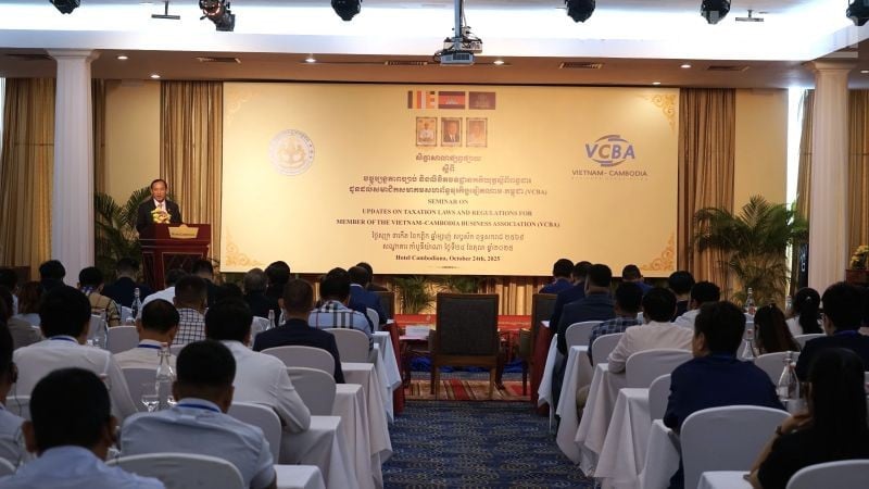 ກອງ​ປະຊຸມ​ສຳ​ມະ​ນາ “ປັບປຸງ​ກົດໝາຍ ​ແລະ ​ເອກະສານ​ນິຕິ​ກຳ​ກ່ຽວ​ກັບ​ພັນທະ​ພາສີ​ອາກອນ​ໃຫ້​ບັນດາ​ສະມາຊິກ​ສະມາຄົມ​ວິ​ສາ​ຫະກິດ ຫວຽດນາມ - ກຳປູ​ເຈຍ (VCBA) (ພາບ: ດິງ​ເຈືອງ)