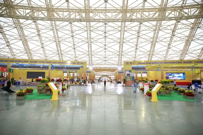 Mă grăbesc să termin standul, gata pentru Târgul de Toamnă 2025 - Fotografia 6. Gấp rút hoàn thiện gian hàng, sẵn sàng cho Hội chợ Mùa thu 2025 - Ảnh 6.