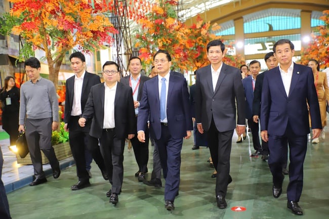 รองนายกรัฐมนตรี บุย แทงห์ เซิน ตรวจสอบการเตรียมการจัดงาน Autumn Fair ปี 2025 - ภาพที่ 1