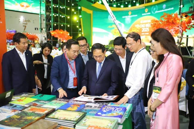 รองนายกรัฐมนตรี บุย แทงห์ เซิน ตรวจสอบการเตรียมการจัดงาน Autumn Fair ปี 2025 - ภาพที่ 2