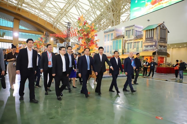 รองนายกรัฐมนตรี บุย แทงห์ เซิน ตรวจสอบการเตรียมการจัดงาน Autumn Fair ปี 2025 - ภาพที่ 5