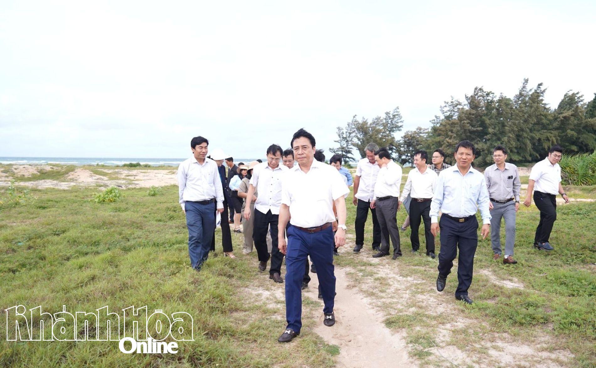 O presidente do Comitê Popular Provincial, Nguyen Khac Toan, inspecionou o local do Projeto da Usina Nuclear Ninh Thuan 2.