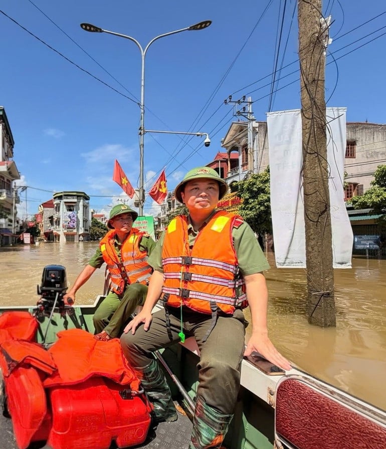 thieu-tuong-nguyen-tien-trung-giam-doc-cong-an-tinh-kiem-tra-chi-dao-cong-tac-cuu-nan-cuu-ho-tai-xa-that-khe.jpg