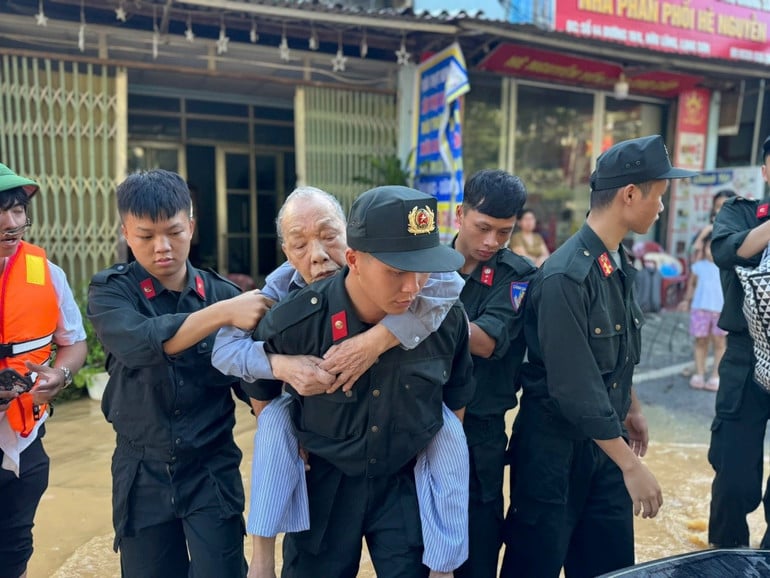 phong-canh-sat-co-dong-dua-nguoi-dan-ra-khoi-khu-vuc-bi-ngap-lut.jpg