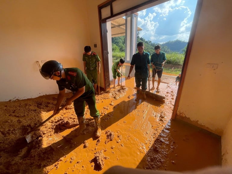 cong-an-xa-quy-hoa-giup-do-cac-ho-dan-khac-phuc-hau-qua-do-bao-lu.jpg