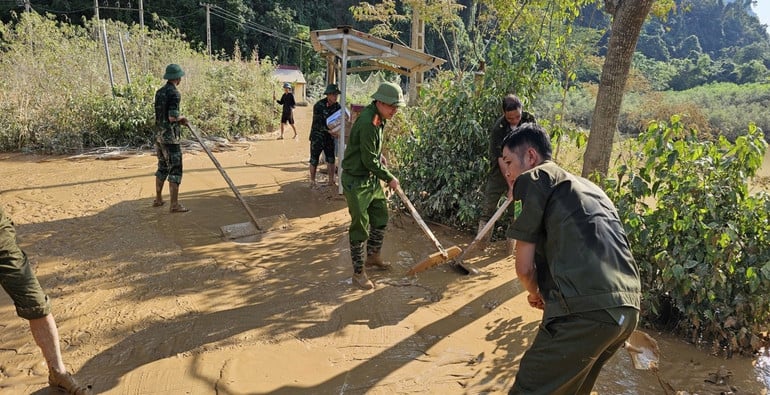 cong-an-xa-nhat-hoa-phoi-hop-don-dep-ve-sinh-duong-giao-thong-lien-thon.jpg