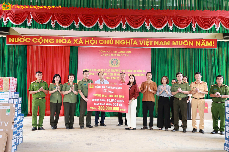 truong-tieu-hoc-thcs-hoa-binh-tiep-nhan-qua-ho-tro-tu-cong-an-tinh-lang-son-va-cac-nha-hao-tam.jpg