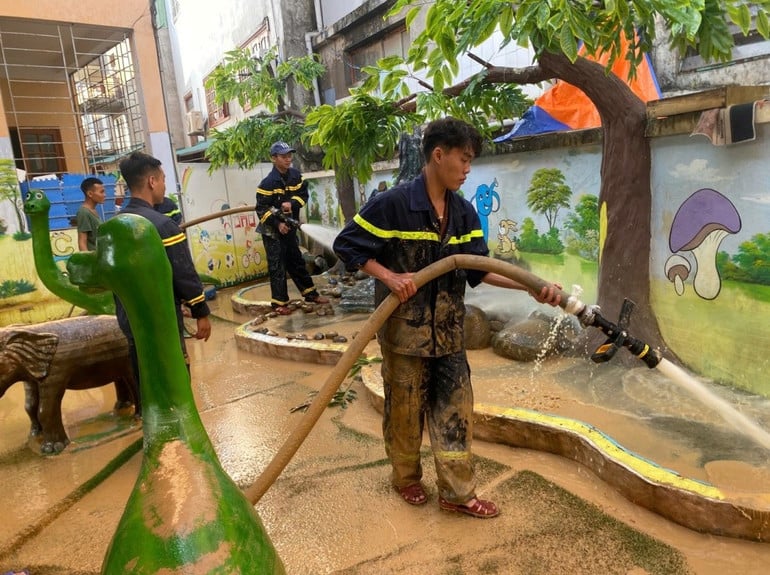 can-bo-chien-si-cong-an-lang-son-phoi-hop-voi-cac-luc-luong-doan-the-don-ve-sinh-tai-cac-dia-ban-bi-ngap-lut-ngay-khi-nuoc-rut.jpg