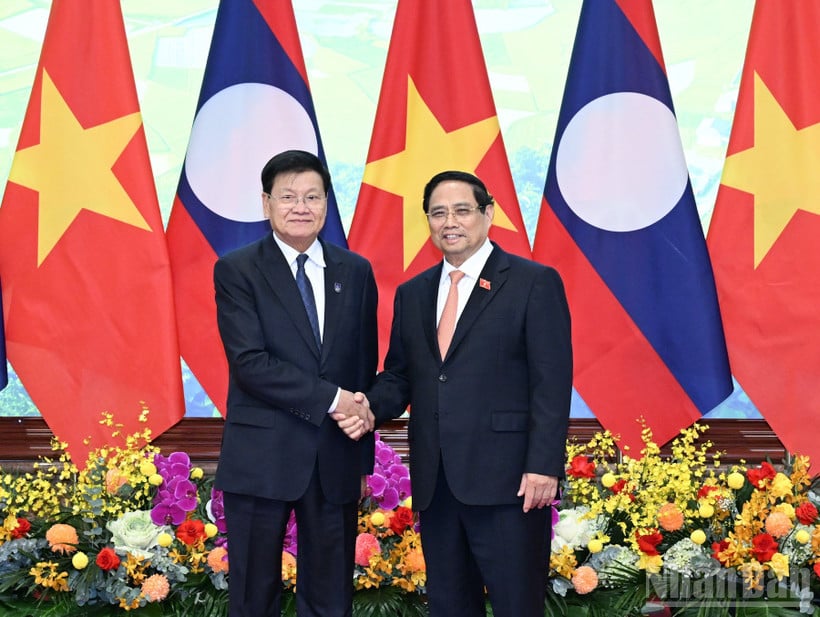 ファム・ミン・チン首相とラオス書記長兼大統領トンルン・シスリット。 (写真:トラン・ハイ)