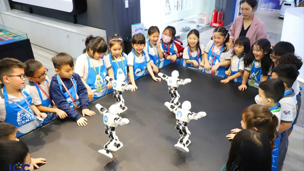 Grundskoleelever lär sig om och besöker robotmodeller på Center for Artificial Intelligence Education and Training vid Ho Chi Minh City National University.