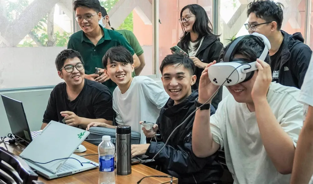 Sinh viên ngành Trí tuệ nhân tạo của Trường ĐH Khoa học Tự nhiên (ĐHQG TPHCM) trong giờ học thực hành.jpg