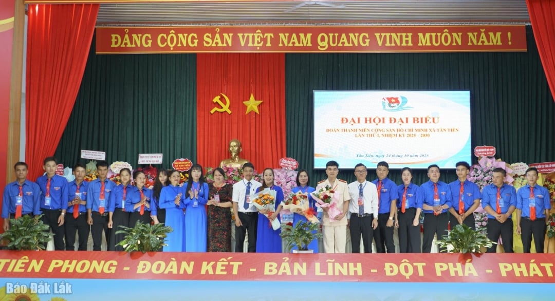 គណៈកម្មាធិការប្រតិបត្តិនៃសម្ព័ន្ធយុវជនឃុំ Tan Tien អាណត្តិទី១ ឆ្នាំ ២០២៥ - ២០៣០ ត្រូវបានណែនាំដល់សមាជ។