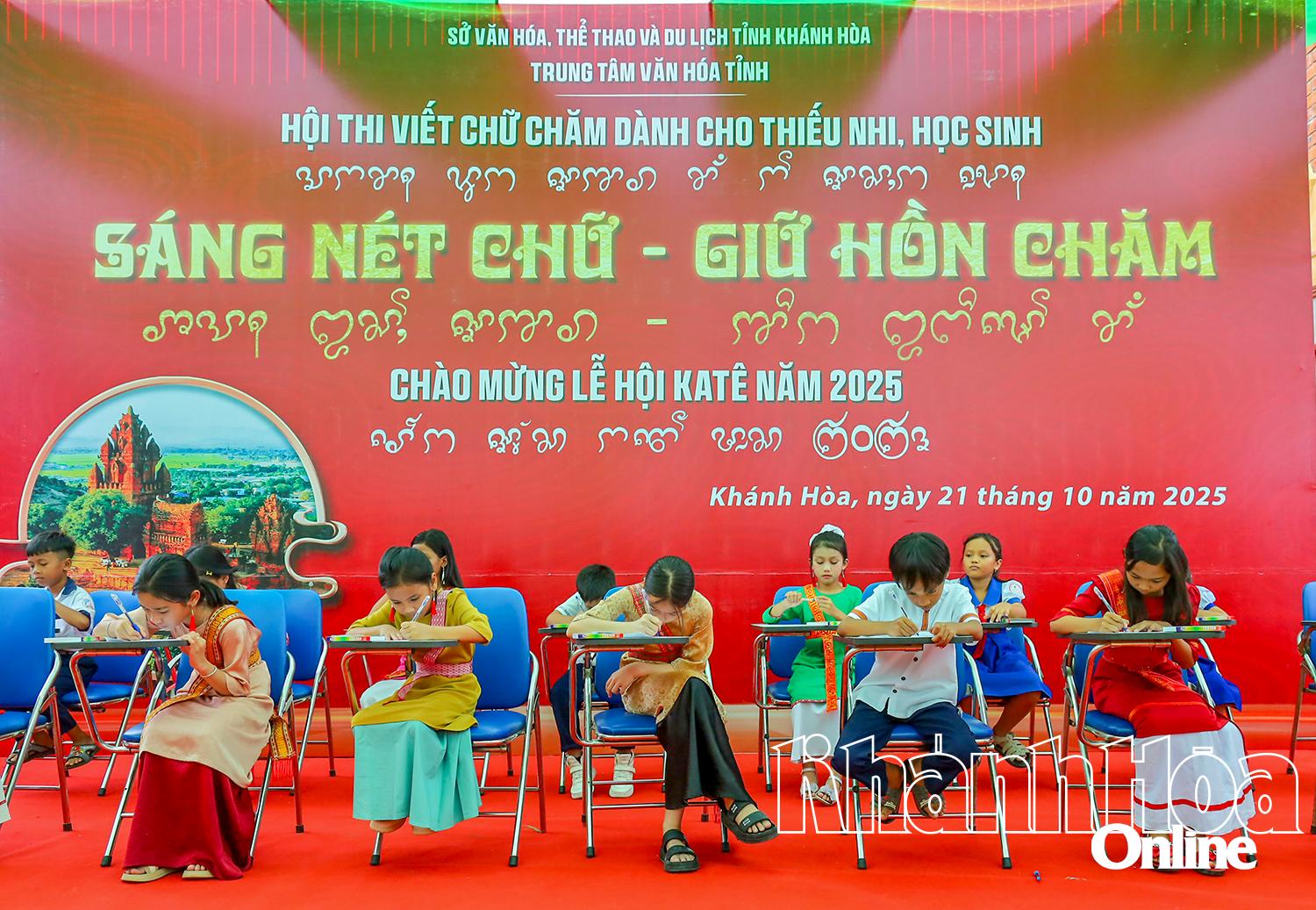 Các thí sinh tham gia hội thi viết chữ Chăm “Sáng nét chữ - Giữ hồn Chăm”.